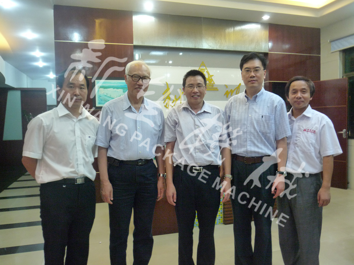 中國(guó)工程院院士段正澄、中國(guó)工程院院士、華中科技大學(xué)黨委書(shū)記邵新宇、廣東省智能機(jī)器人研究院院長(zhǎng)張國(guó)軍一行蒞臨新望公司考察指導(dǎo)