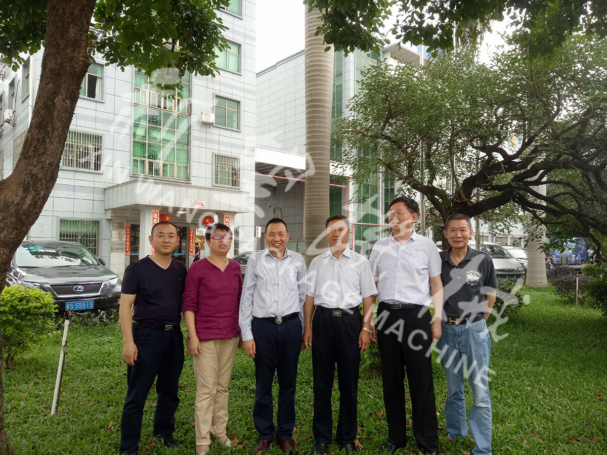 總裝備部劉思剛少將、新華社李建琦博士一行蒞臨新望公司考察指導(dǎo)