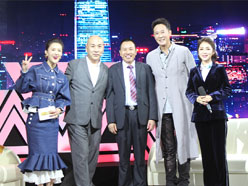 新望董事長(zhǎng)羅永輝與著名歌星劉尊老師、汪正正老師、郭津彤老師、主持人雅琪在北京電視臺(tái)錄制節(jié)目現(xiàn)場(chǎng)親切合影